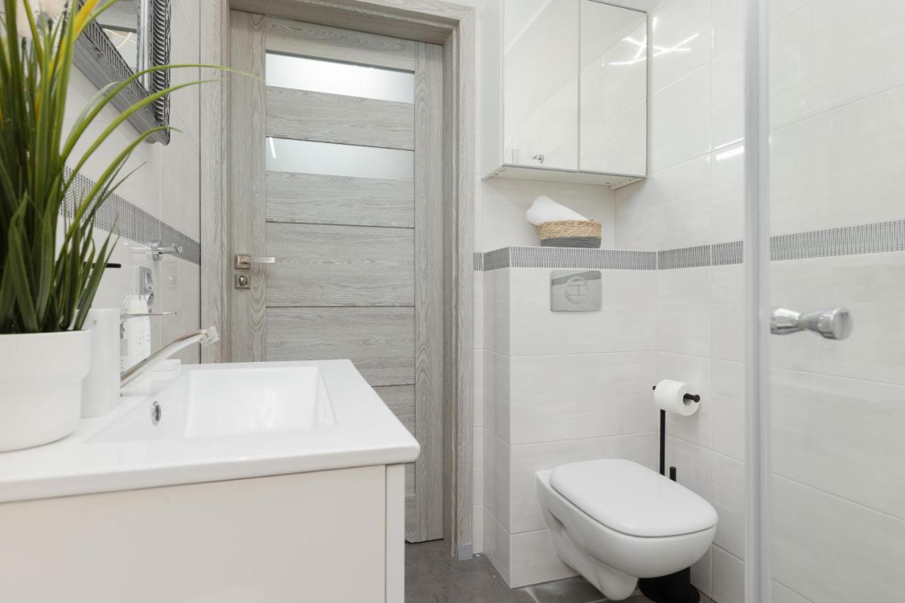 Modern One Bedroom Apartment With Parking In Lodz By Renters Prestige Экстерьер фото